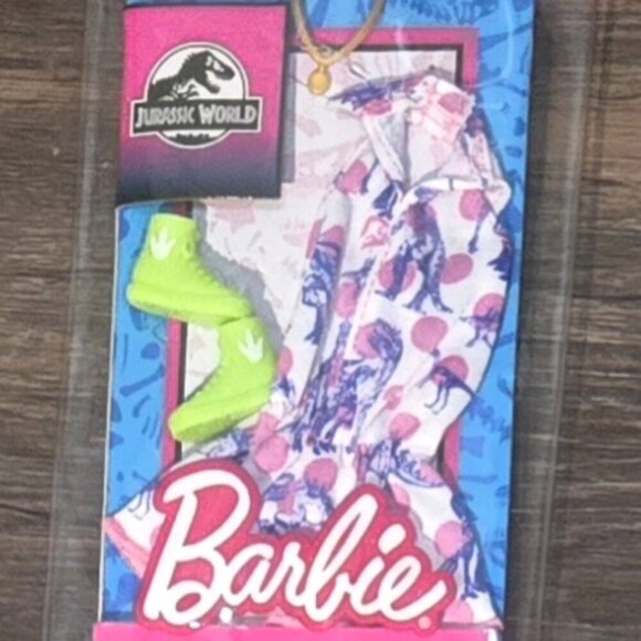 Barbie Fashion Set Jurassic World Adventure Clothing Set New - Picture 1 of 2